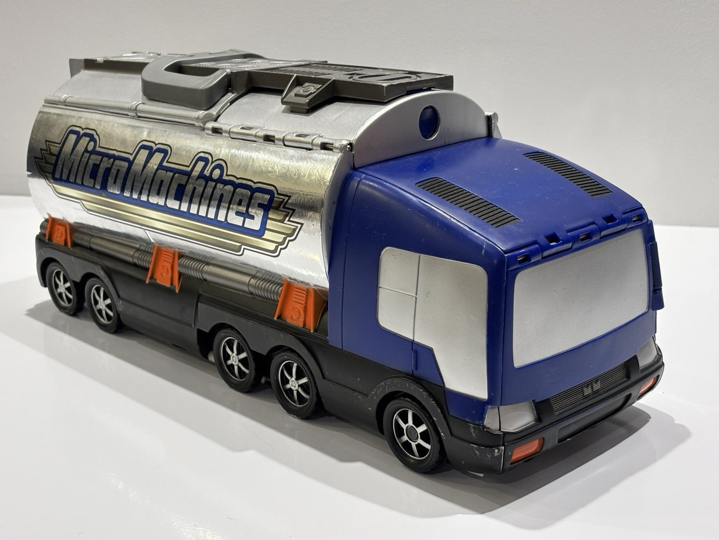 Vintage Micro Machines Super Stunt City Tanker Truck Carry Playset 2001