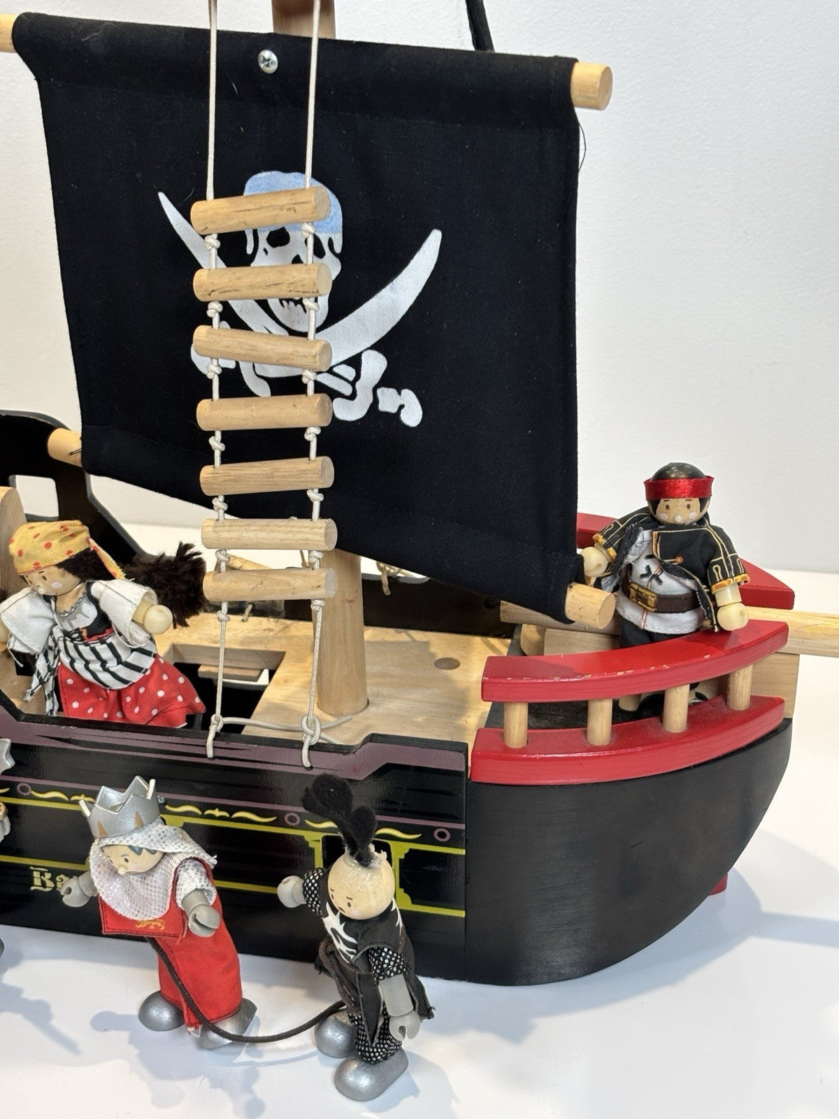 Le Toy Van Barbarossa Pirate Ship & 8x Character Figures