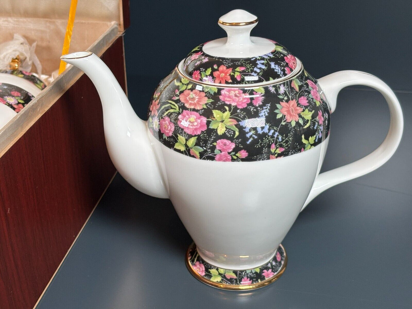 Beautiful Bloomy 15 Piece Bone China Teaset with Storage Case