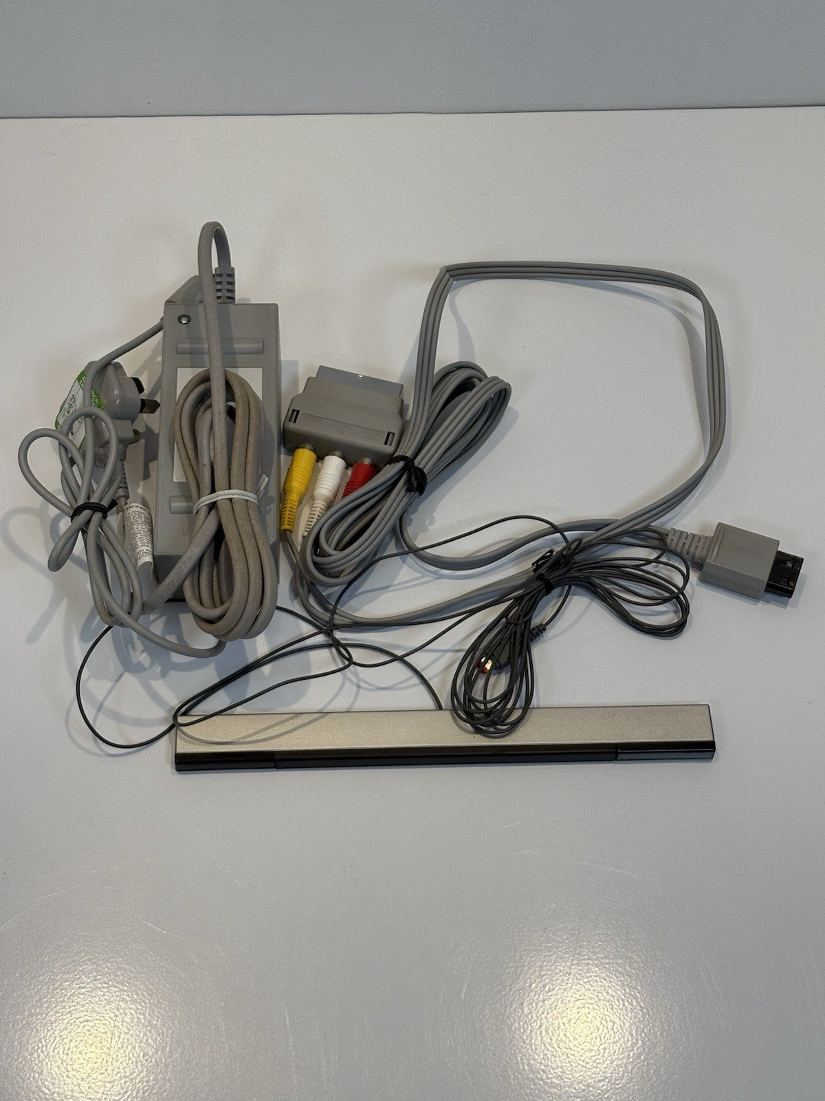 Nintendo Wii White Console x2 Controllers/Nunchucks/Steering Wheel + Wii Sports