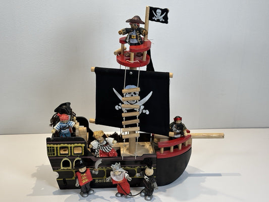 Le Toy Van Barbarossa Pirate Ship & 8x Character Figures