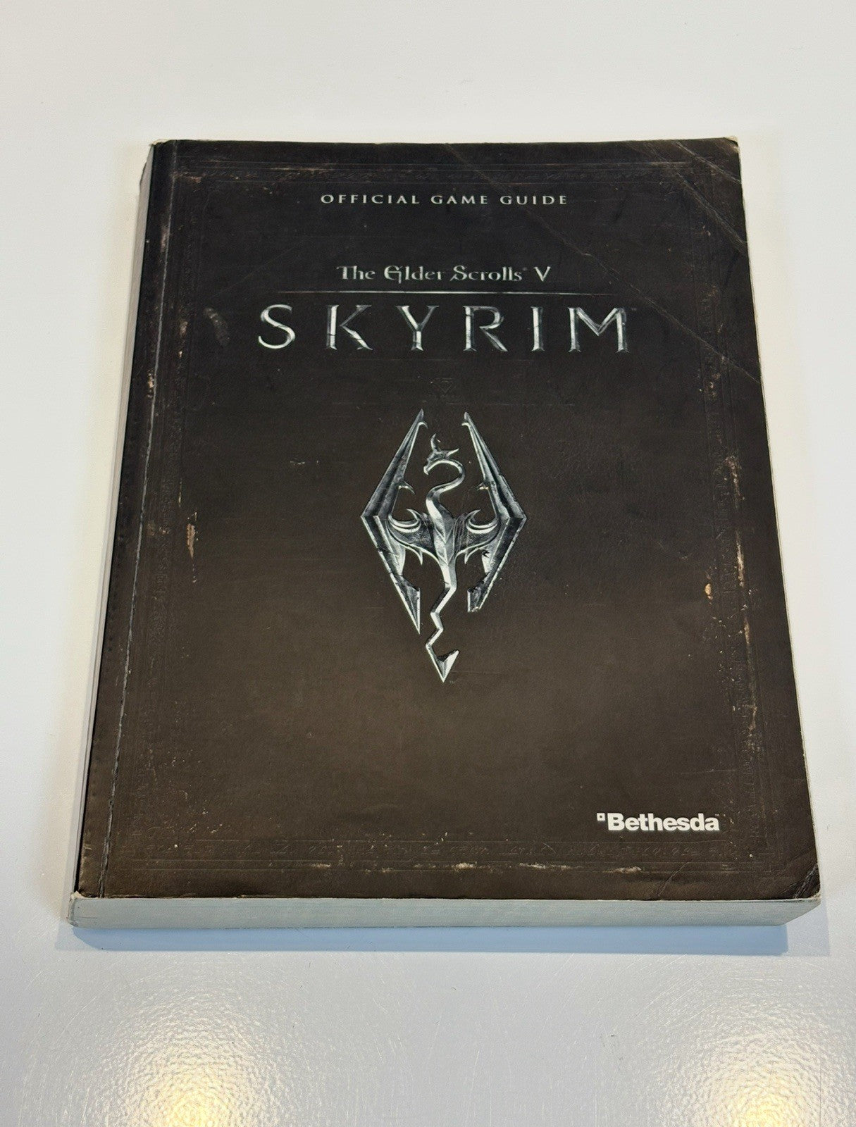 The Elder Scrolls V Skyrim Official Game Guide / Strategy Book + map included