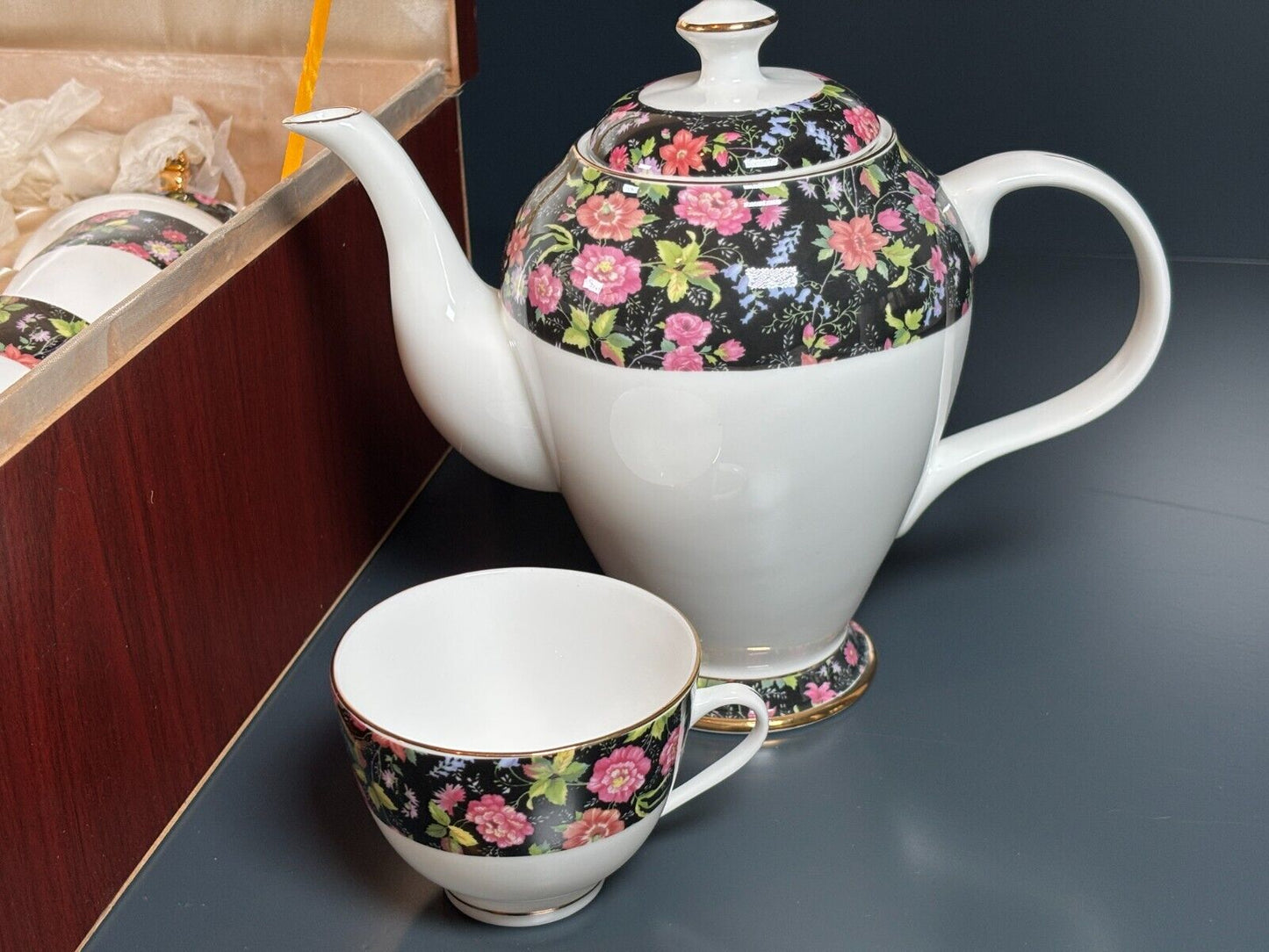 Beautiful Bloomy 15 Piece Bone China Teaset with Storage Case
