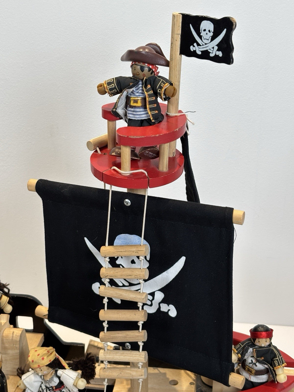 Le Toy Van Barbarossa Pirate Ship & 8x Character Figures