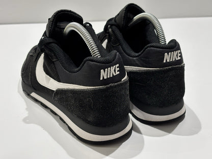 Nike MD Runner 2 Black Trainers Sneakers Size UK 11