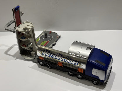Vintage Micro Machines Super Stunt City Tanker Truck Carry Playset 2001