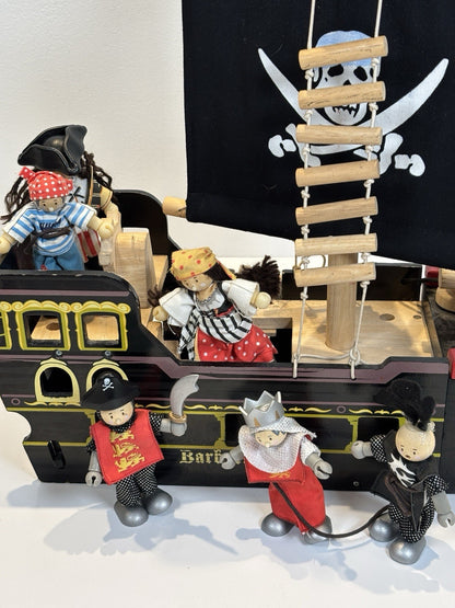 Le Toy Van Barbarossa Pirate Ship & 8x Character Figures