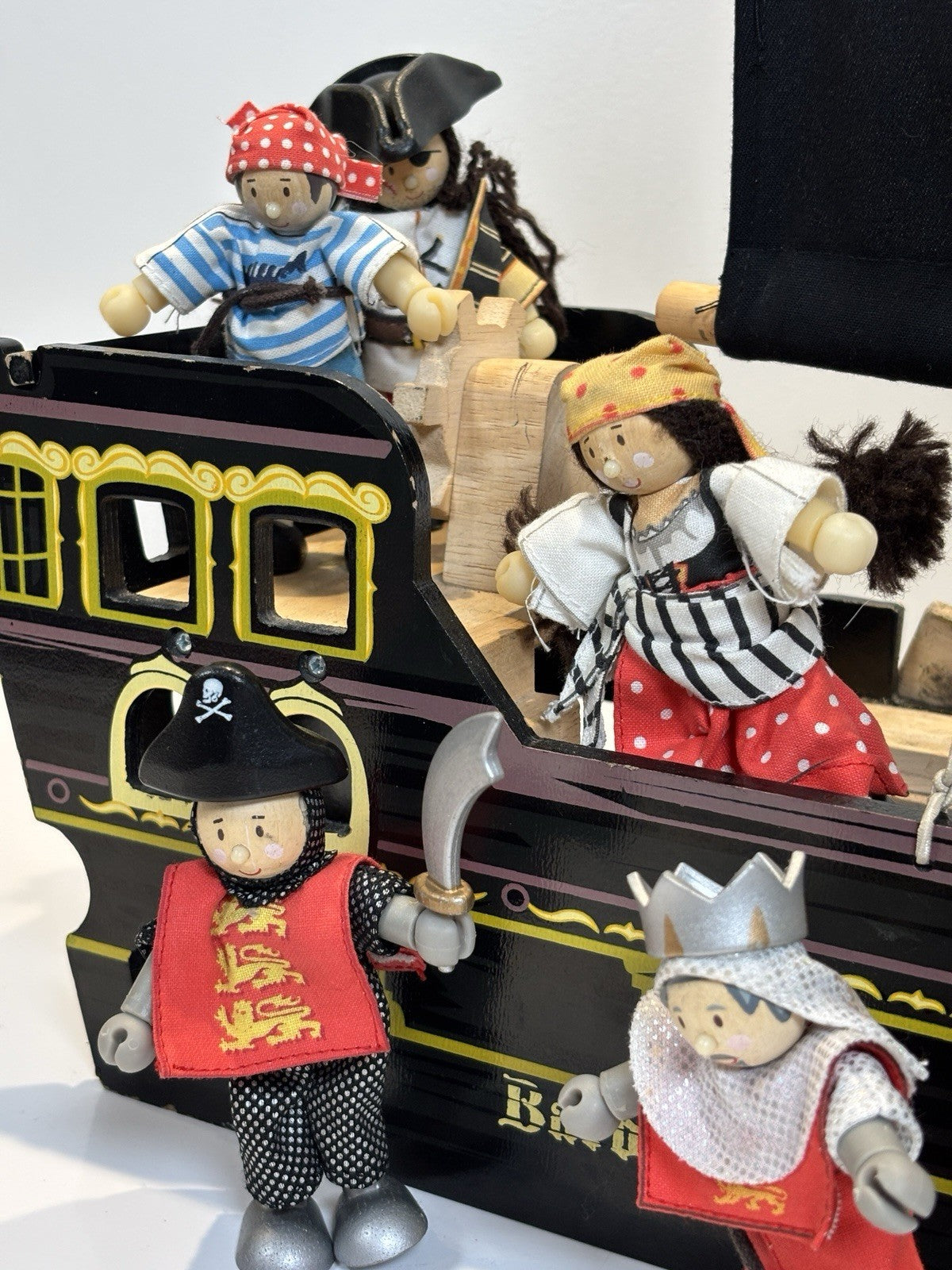 Le Toy Van Barbarossa Pirate Ship & 8x Character Figures