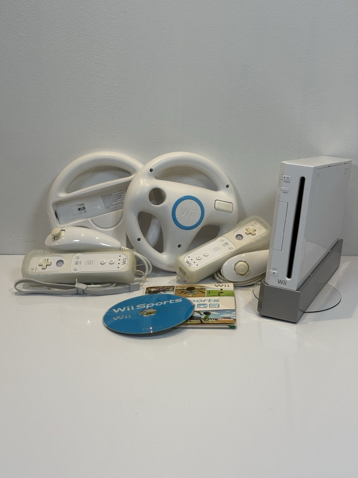 Nintendo Wii White Console x2 Controllers/Nunchucks/Steering Wheel + Wii Sports