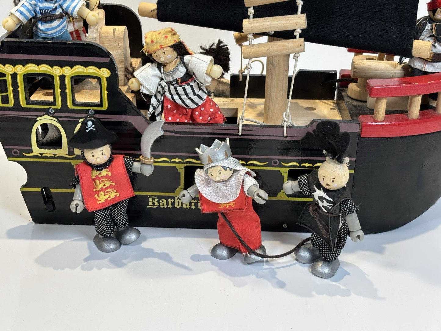Le Toy Van Barbarossa Pirate Ship & 8x Character Figures