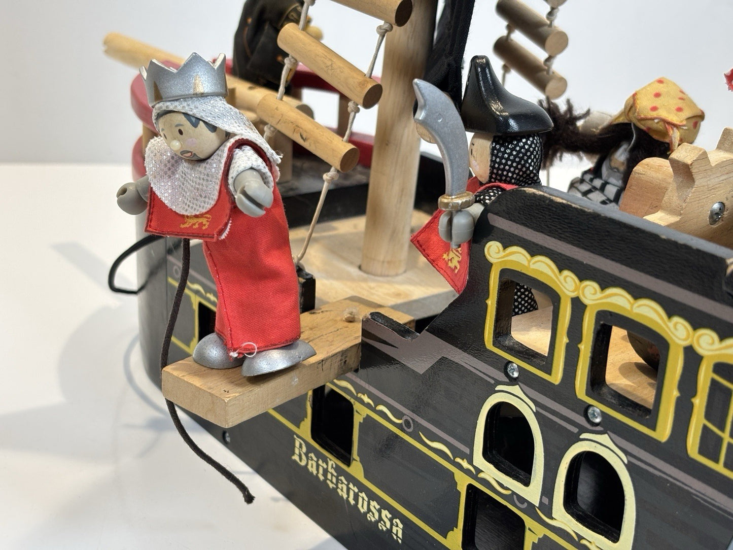 Le Toy Van Barbarossa Pirate Ship & 8x Character Figures