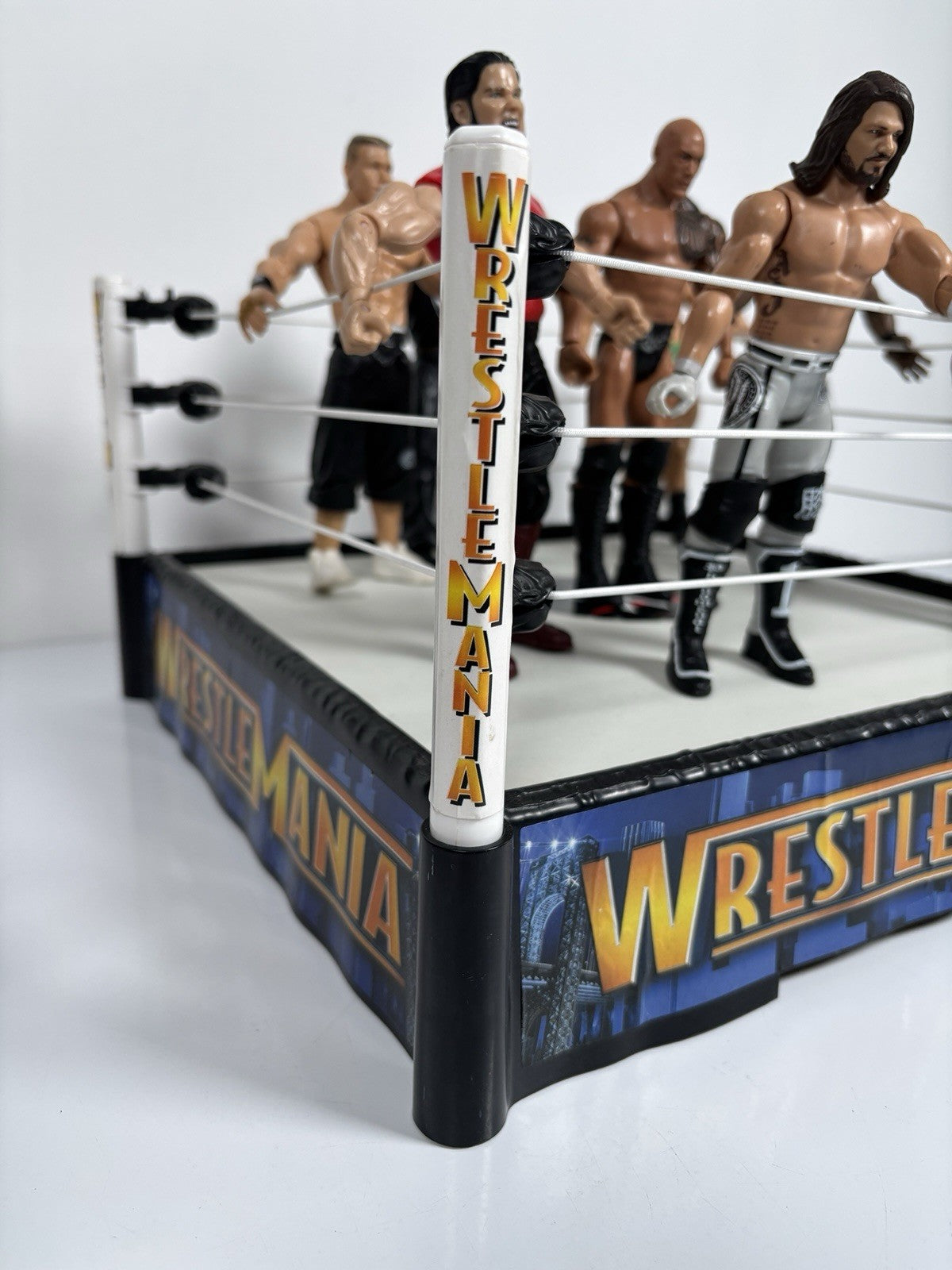 WWE Wrestlemania 2010 Spring Loaded Ring + 8 Figures Including The Rock & Cena