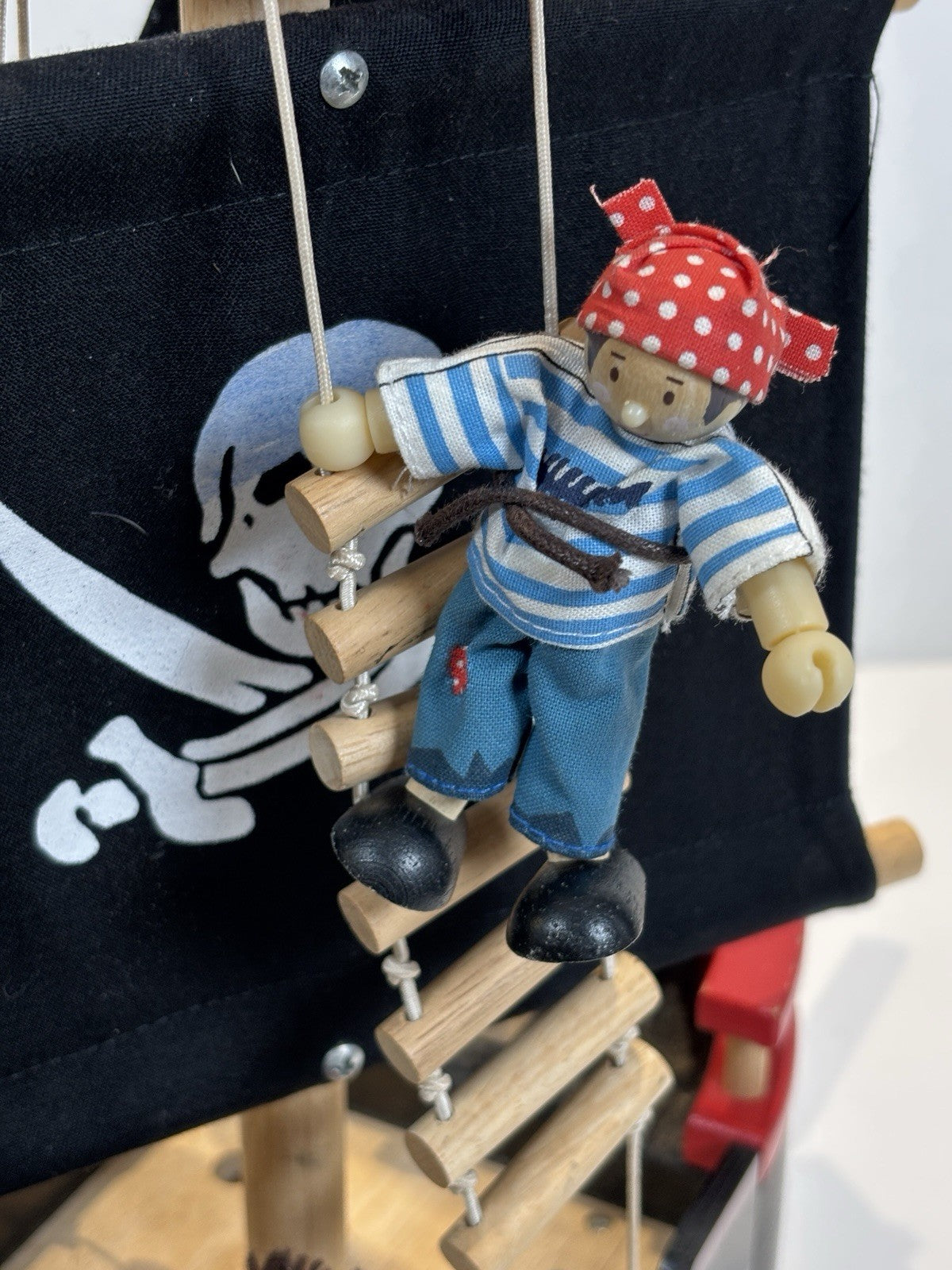 Le Toy Van Barbarossa Pirate Ship & 8x Character Figures